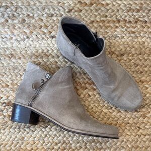 Stuart Weitzman 9M Beige Tan Boot Booties Shoes Suede Leather